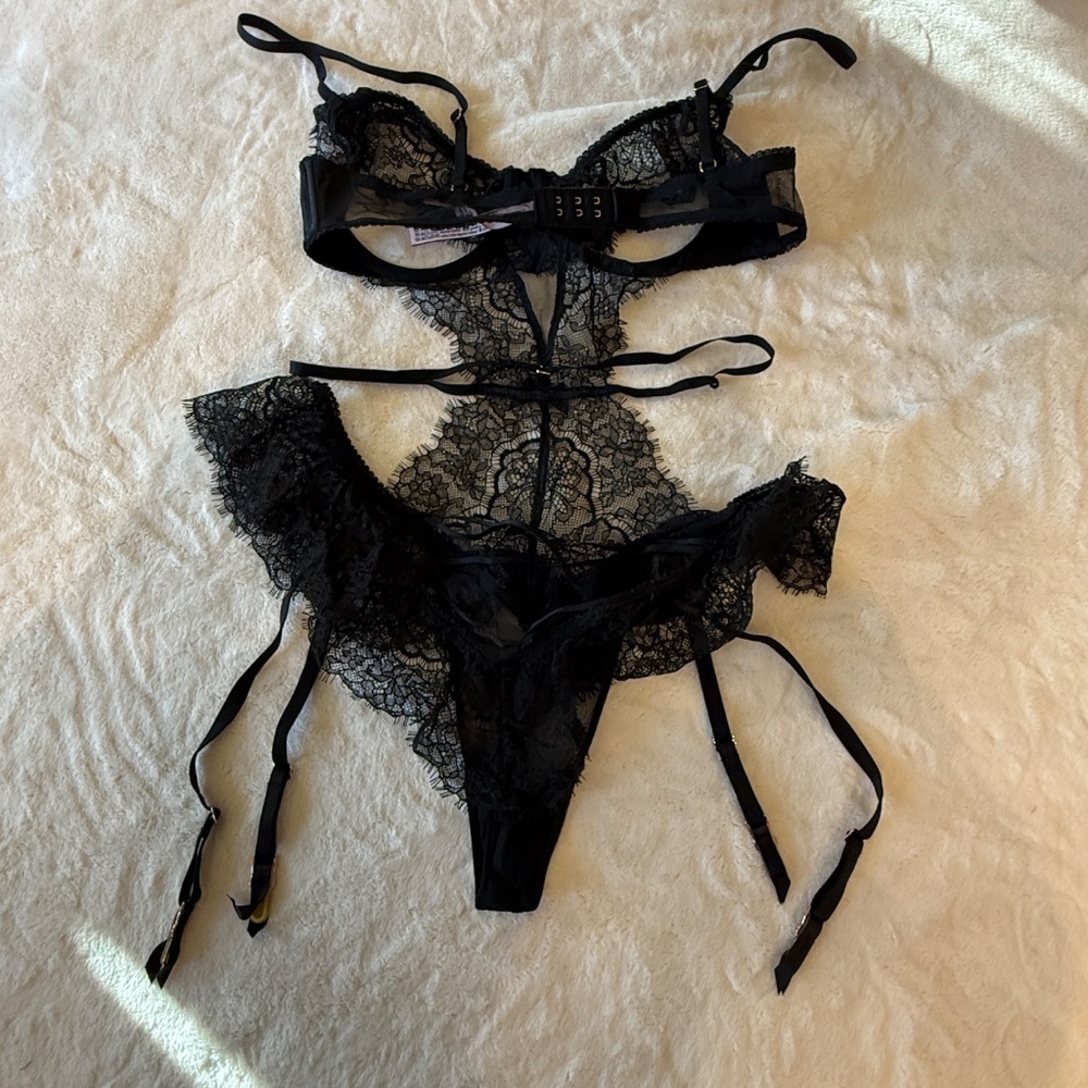New! Victoria’s Secret Lace Ruffle Peek-a-Boo Teddy Black 45917 - Picture 10 of 15